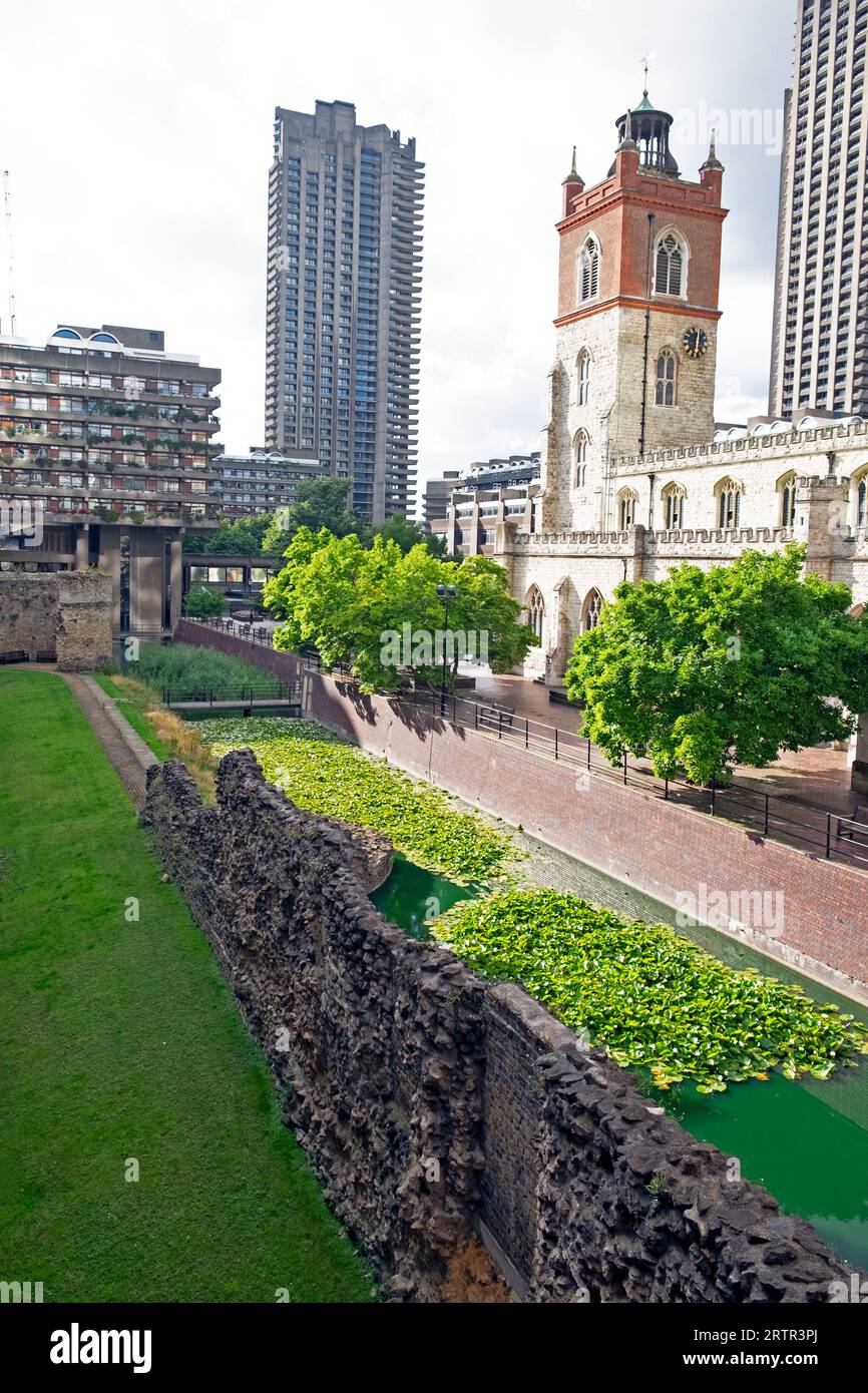 Vista del muro e del fossato di Londra, della chiesa di St Giles, delle torri Barbican alti e alti edifici di appartamenti Barbican Estate nella City of London UK KATHY DEWITT Foto Stock