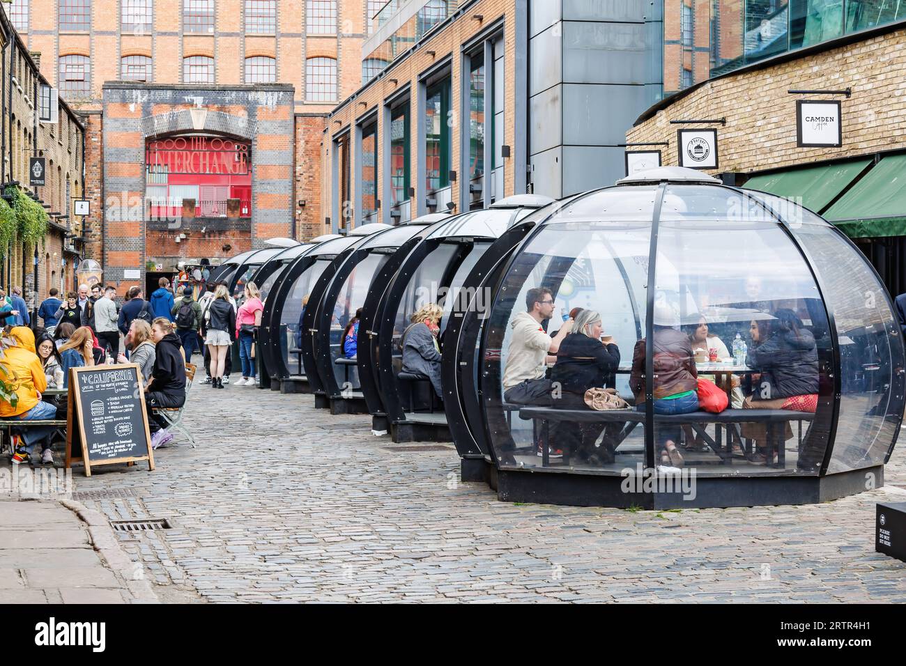 Londra, Regno Unito - 17 maggio 2023: Igloo e pop-up invernali a pranzo o cena al mercato di Camden Lock. Persone con pasti all'interno di cupole trasparenti nella città di camden Foto Stock