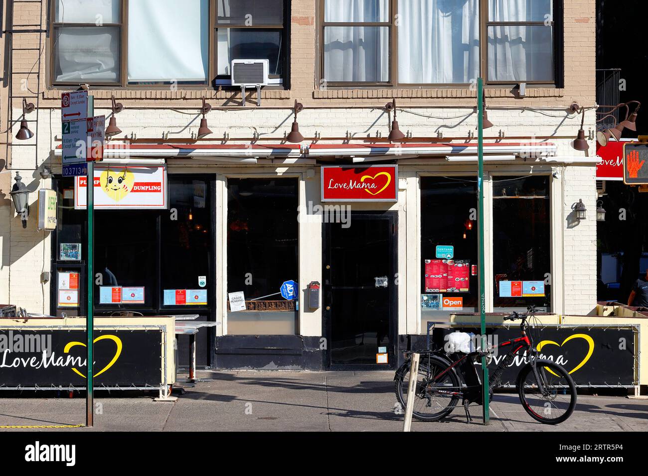 Love Mama, 174 2nd Ave, New York. Foto di un ristorante Pan Asian nel quartiere East Village di Manhattan. Foto Stock