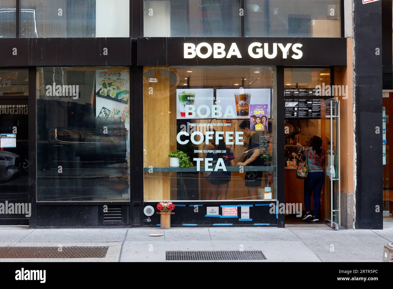 Boba Guys, 345 7th Ave, New York. Negozio di New York di una bolla di tè a Midtown Manhattan. Foto Stock