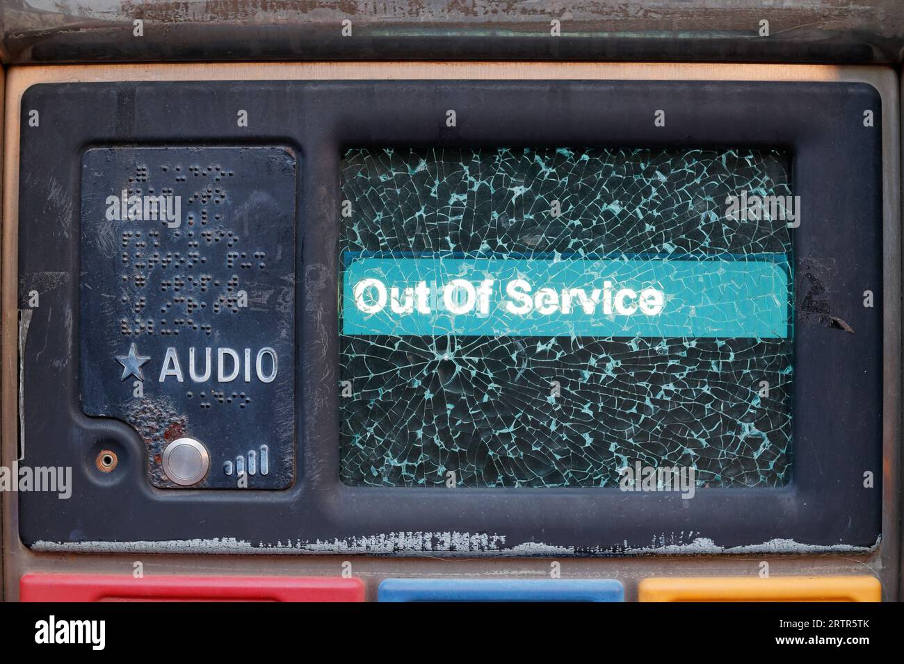 Un chiosco di biglietti digitale distrutto e vandalizzato con un avviso di "fuori servizio" presso una fermata dell'autobus NYC Transit Select a New York City. Foto Stock