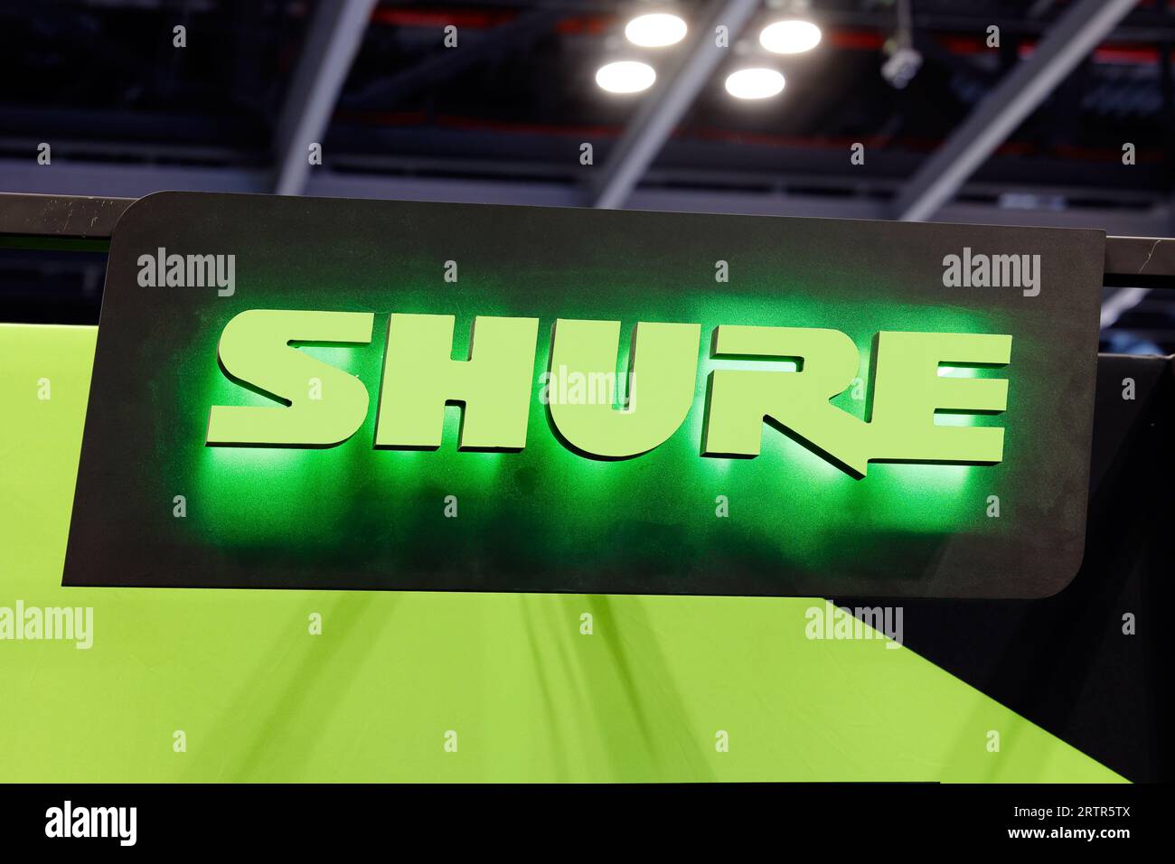 Cartellonistica per microfoni Shure e apparecchiature audio in una fiera, una mostra Foto Stock