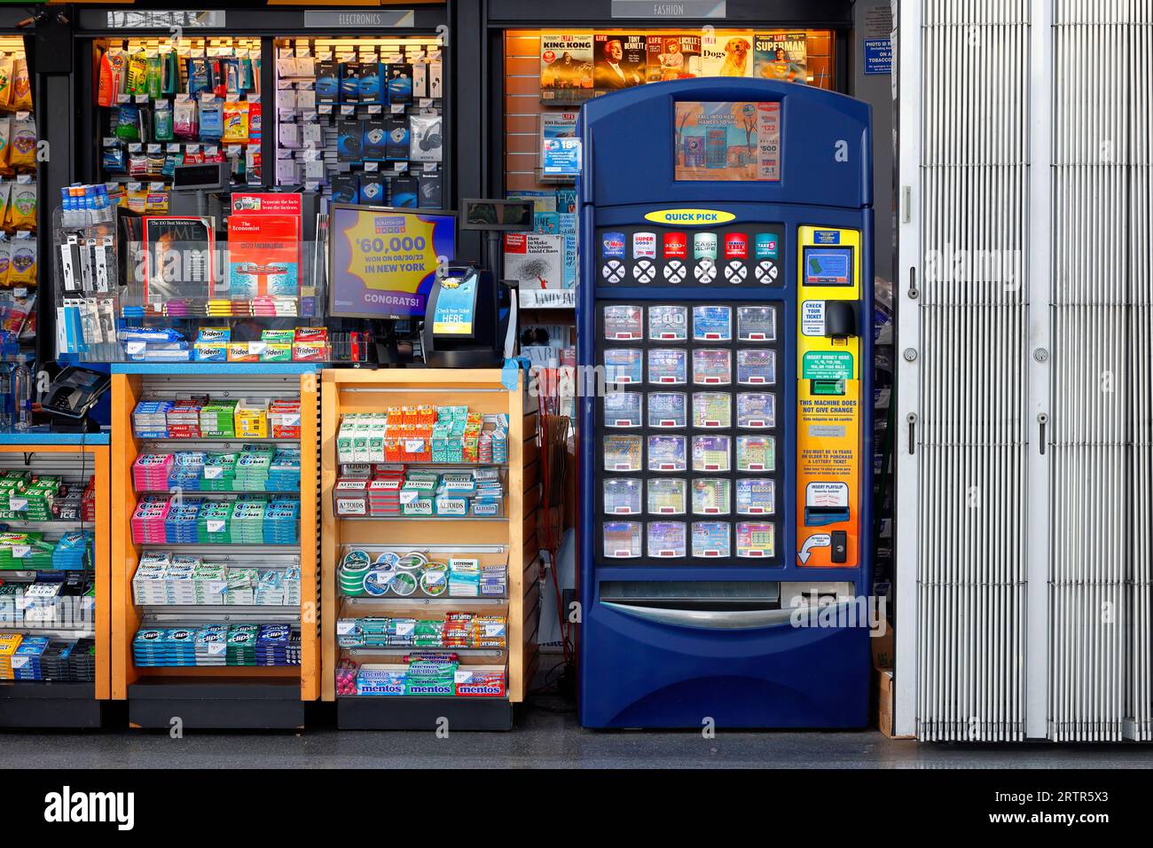 Un minimarket Hudson News con distributore automatico di biglietti della lotteria gratta e vinci dello stato di New York. Foto Stock