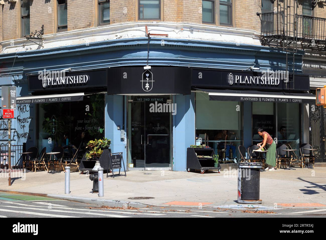 PlantShed Cafe, 193 2nd Ave, New York. Foto di un negozio di fiori e di una caffetteria nel quartiere dell'East Village di Manhattan. Foto Stock
