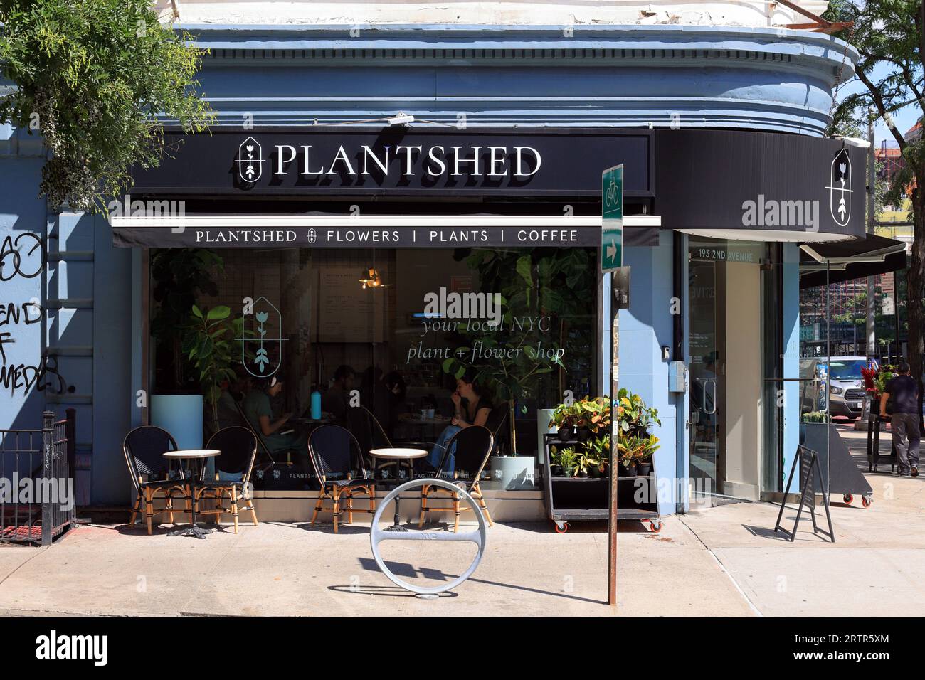 PlantShed Cafe, 193 2nd Ave, New York. Foto di un negozio di fiori e di una caffetteria nel quartiere dell'East Village di Manhattan. Foto Stock