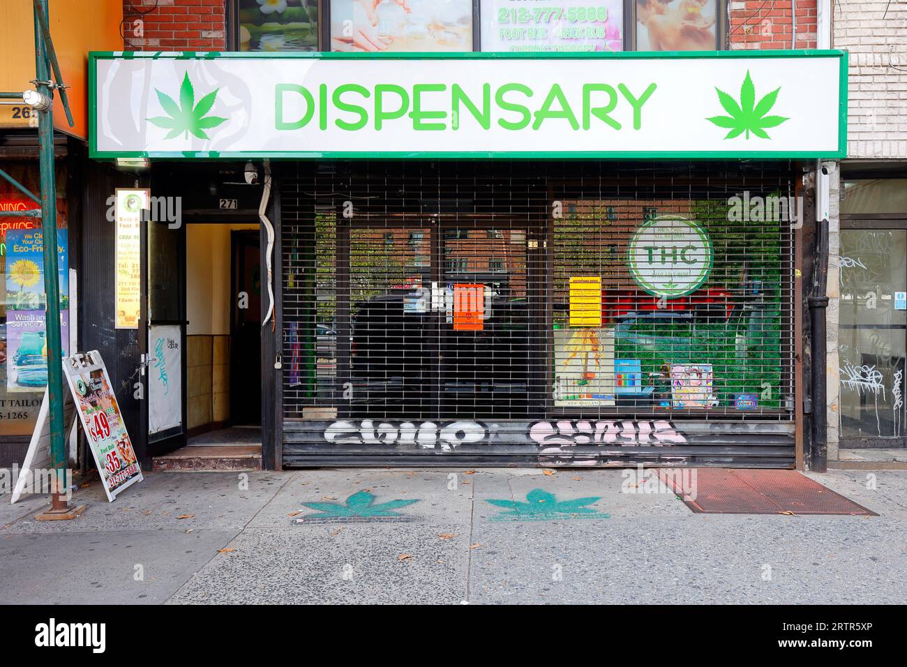 Un negozio al dettaglio che vende illegalmente marijuana ricreativa ha ordinato di chiudere con ordinanza del tribunale per la vendita senza licenza di cannabis, settembre 2023, New York City. Foto Stock