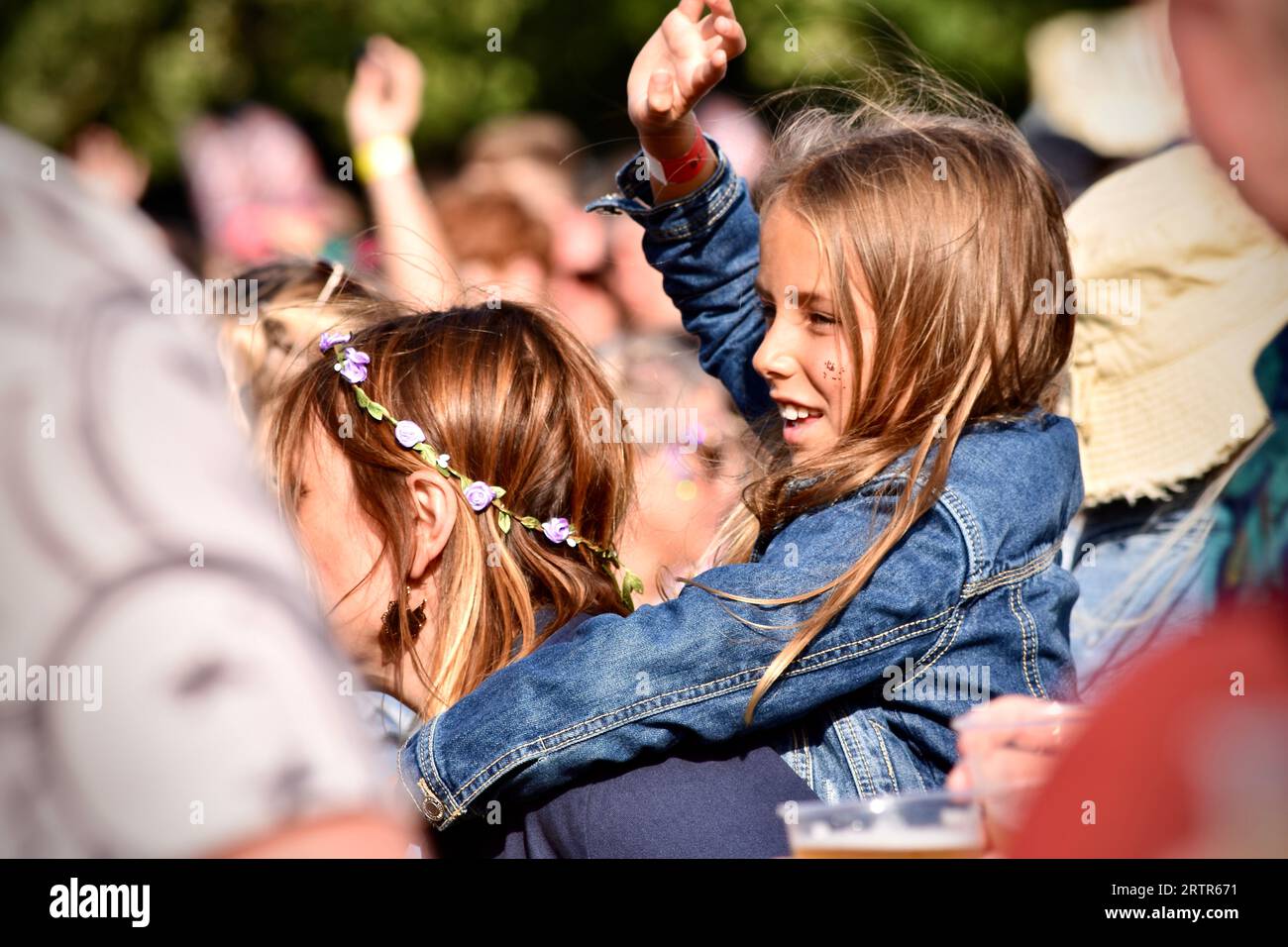 Un gran numero di persone si divertono con la musica dal vivo all'Hardwick Festival 2023. Credito: James Hind/Alamy Stock Photo. Foto Stock