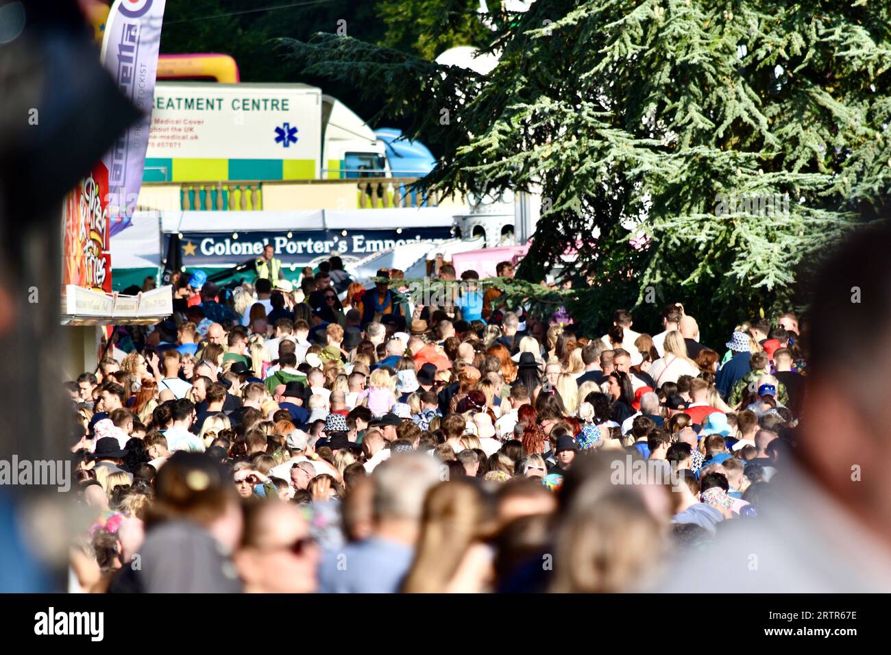 Un gran numero di persone si divertono con la musica dal vivo all'Hardwick Festival 2023. Credito: James Hind/Alamy Stock Photo. Foto Stock