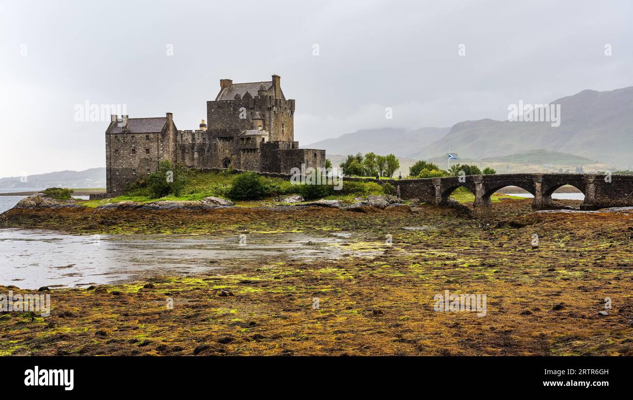 Castello di Eilen Donan in una giornata nebbiosa sulla riva del lago nelle Highlands, in Scozia. Foto Stock