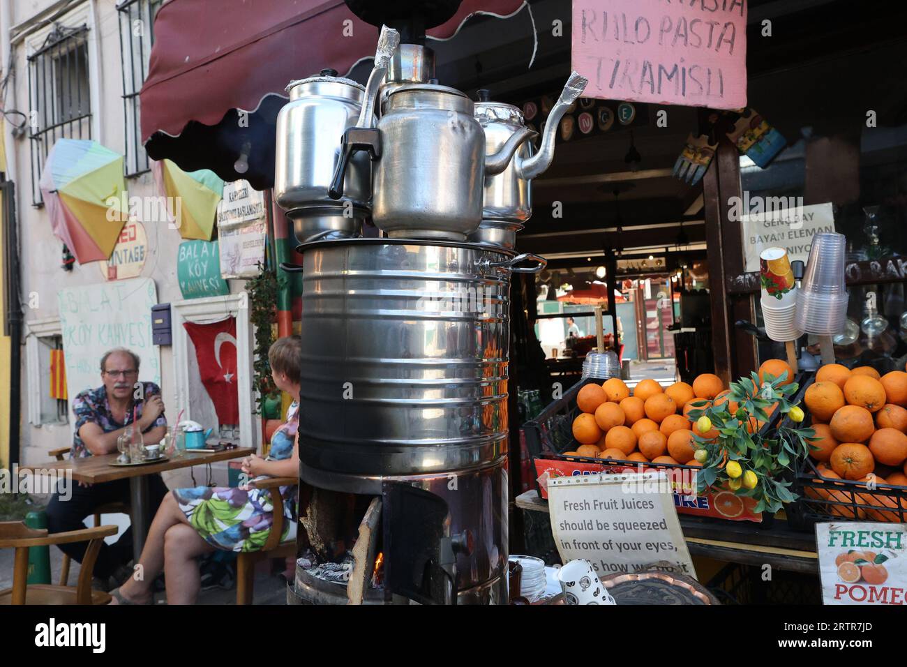 Urna da tè e bollitori fuori da un caffè nel quartiere Balat di Istanbul, Turchia Foto Stock