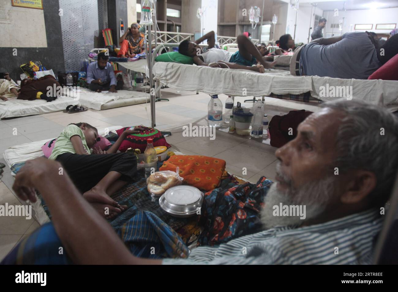 Dacca Bangladesh 14 settembre 2023. Il padre è seduto con preoccupazione accanto alla sua ragazza colpita da dengue. Questa foto è stata scattata Mugda Medical College H Foto Stock