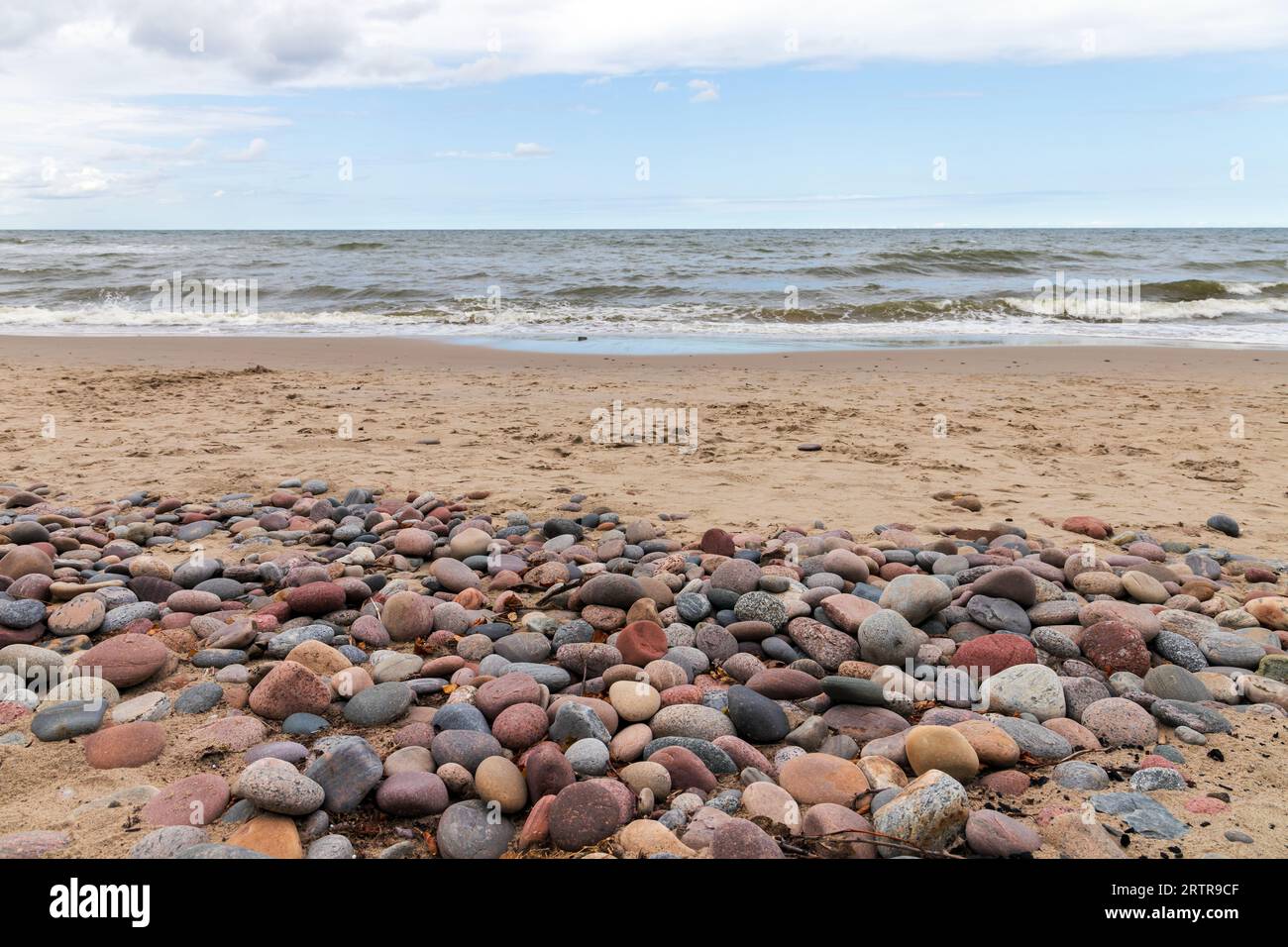 Paesaggio costiero con acqua costiera e ciottoli colorati. Costa del Mar Baltico. Zelenogradsk, regione di Kaliningrad, Russia Foto Stock