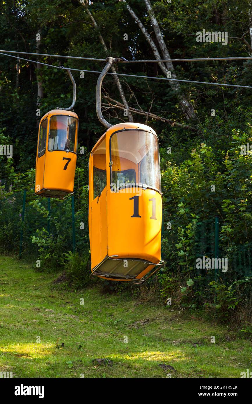 Due cabine gialle della funivia con numeri. Svetlogorsk, Oblast' di Kaliningrad, Russia Foto Stock