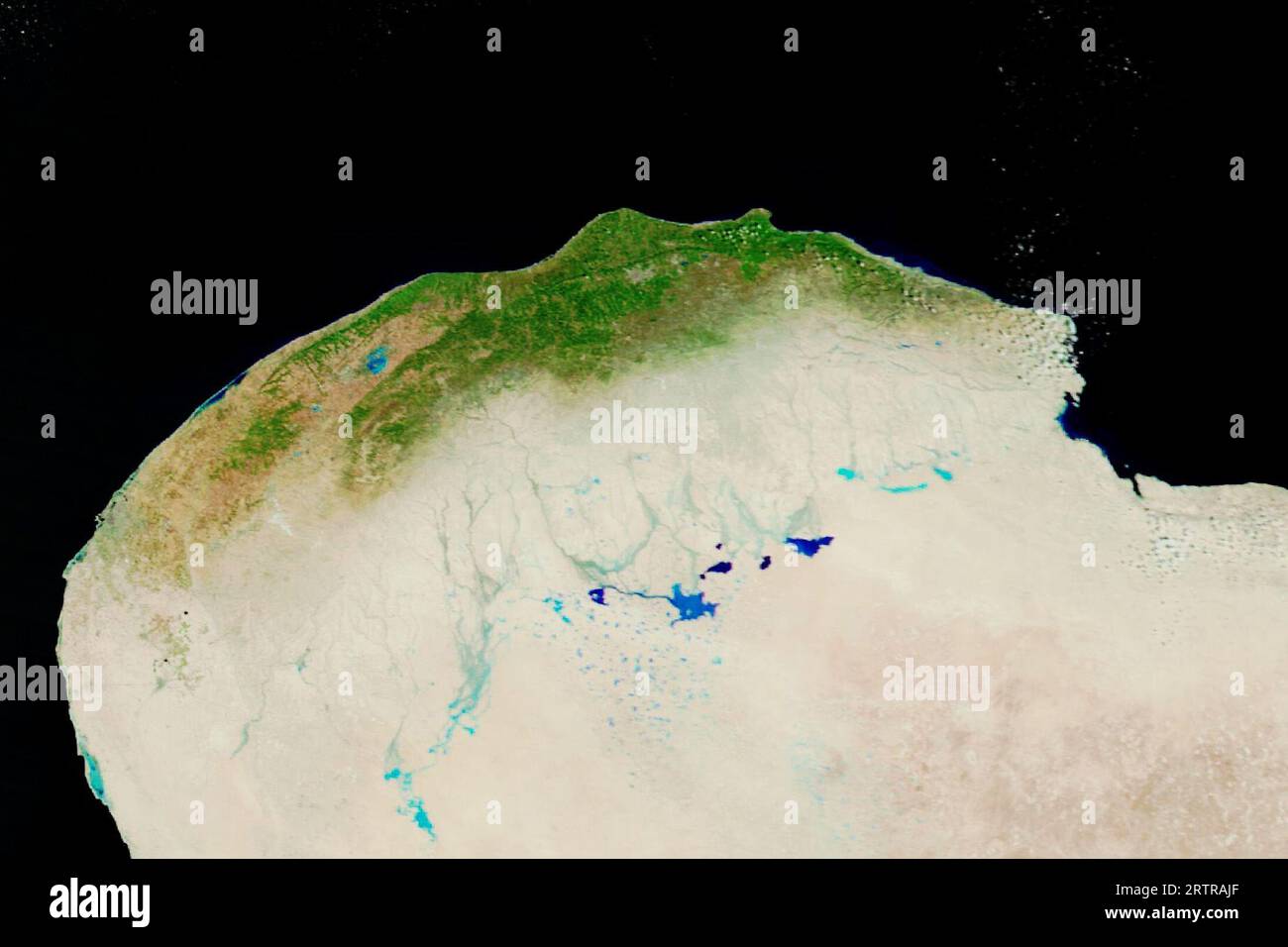 Libia. 13 settembre 2023. Una tempesta a bassa pressione ha portato pesanti piogge nel nord-est della Libia, causando inondazioni mortali e devastazioni nelle città lungo la costa mediterranea. Sulla costa della regione libica della Cirenaica, al Bayda registrò 414 millimetri di pioggia in un giorno. Nelle vicinanze, la città portuale di Derna ha ricevuto più di 100 millimetri (4 pollici) nel corso della tempesta, superando di gran lunga la pioggia media mensile della città per settembre di meno di 1,5 millimetri (0,1 pollici). Derna si trova alla fine di una lunga e stretta valle, chiamata wadi, che è asciutta per la maggior parte dell'anno. Inondazioni Foto Stock