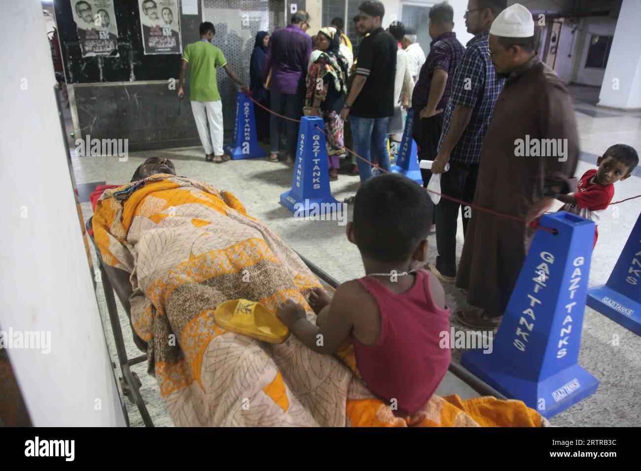 I pazienti affetti da febbre dengue sono stati curati all'interno della sezione di ricovero degli ospedali generali Mugdha a Dacca, Bangladesh, il 21 luglio 2023. A le Foto Stock