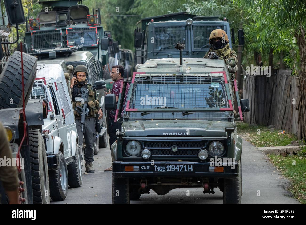 Anantnag, India. 14 settembre 2023. Il soldato militare indiano si trova di guardia sul tetto del veicolo armato nel luogo in cui la battaglia sta prendendo azione nel villaggio di Kokarnag. Due ufficiali dell'esercito indiano di primo livello e un sovrintendente della polizia sono stati uccisi e un altro funzionario della sicurezza è stato gravemente ferito in uno scontro a fuoco con militanti separatisti che infuriano nella foresta di Kokernag nel Jammu e nel distretto meridionale di Anantnag del Kashmir da mercoledì pomeriggio. (Foto di Faisal Bashir/SOPA Images/Sipa USA) credito: SIPA USA/Alamy Live News Foto Stock