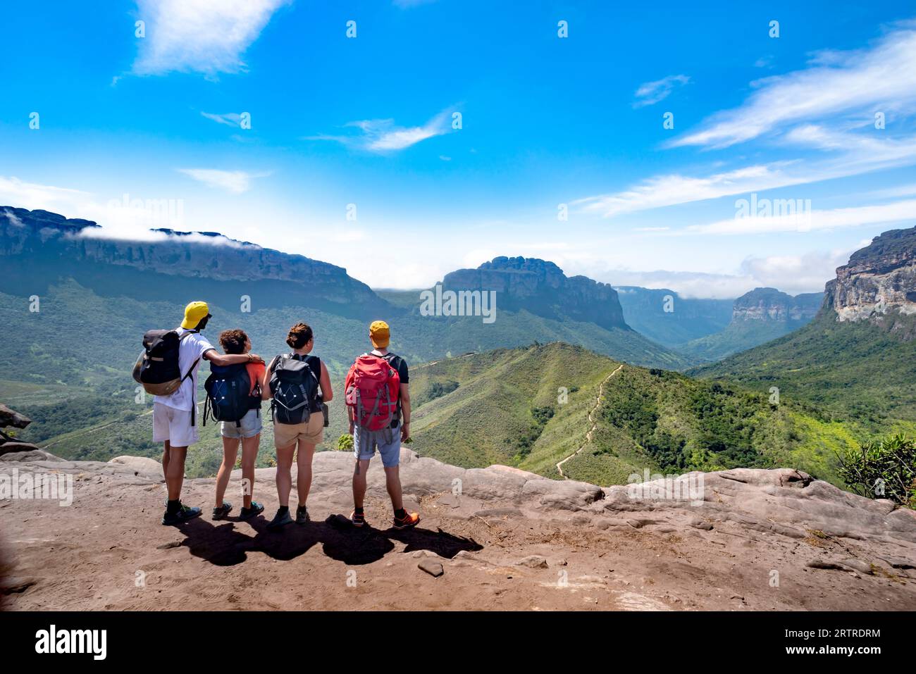 Gente avventurosa con zaino che guarda una bellissima valle verde, vale do paty, chapada diamantina, Brasile Foto Stock