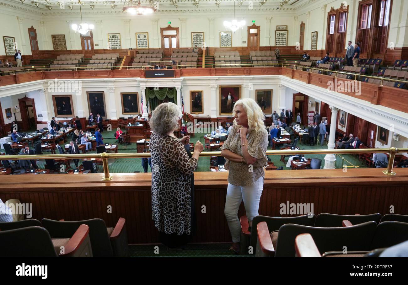 Austin Texas USA, 14 settembre 2023: Lo spettatore KRISTINA HENDRIX (a destra) e un amico parlano nella galleria sopra il piano del Senato texano durante una pausa pomeridiana il giorno otto nel processo per impeachment del procuratore generale texano Ken Paxton al Campidoglio del Texas. Crediti: Bob Daemmrich/Alamy Live News Foto Stock