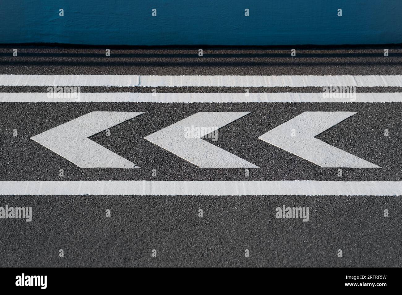 Frecce frecce segnalatore direzione guida per la direzione del traffico e orientamento dell'ingresso del percorso pedonale passaggio pedonale Foto Stock