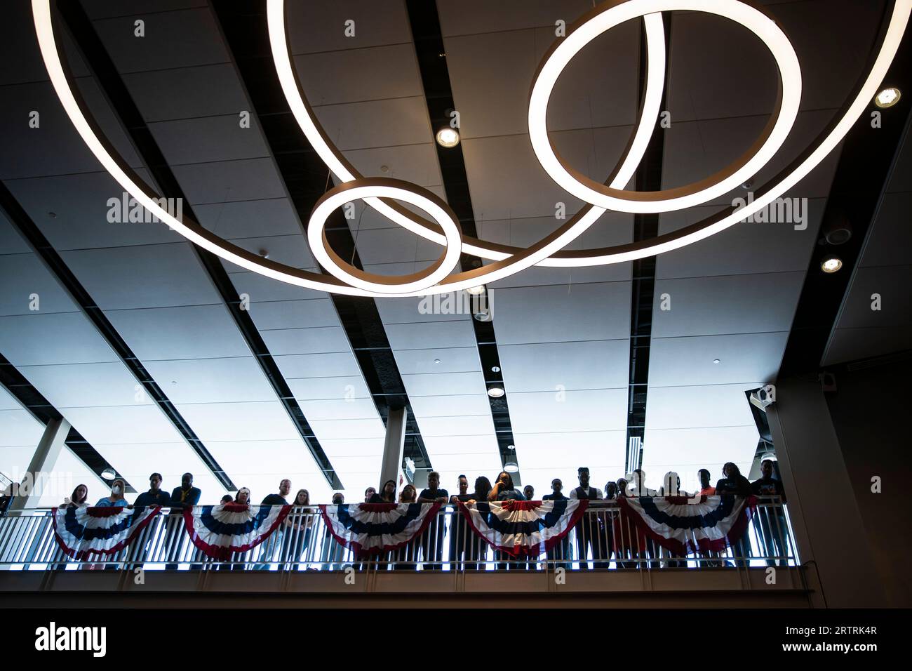 Membri del pubblico durante un evento di Bidenomics al Prince George's Community College, largo, Maryland, USA, giovedì, 14 settembre 2023. L’economia rimane una vulnerabilità per Biden nei sondaggi nonostante i dati economici positivi degli ultimi mesi, in quanto i recenti dati su un boom manifatturiero, guadagni di posti di lavoro, forte crescita del prodotto interno lordo e allentamento dell’inflazione non hanno risonanza con gli elettori. Credito: Al Drago/Pool tramite CNP Foto Stock