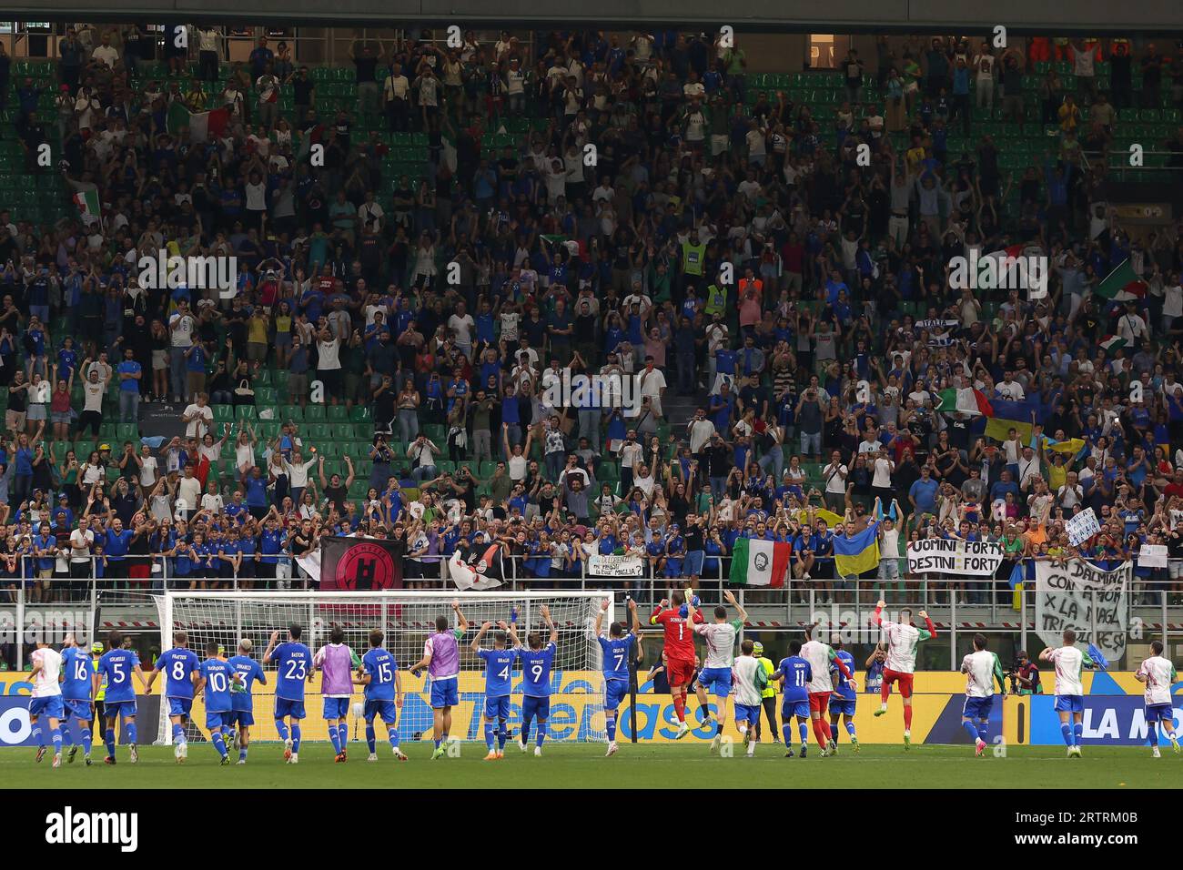 Milano, Italia. 12 settembre 2023. Italia, Milano, 12 settembre 2023: I giocatori d'Italia celebrano la vittoria e salutano i tifosi al termine della partita di calcio Italia vs Ucraina, qualificazioni europee EURO2024 Stadio San Siro (Credit Image: © Fabrizio Andrea Bertani/Pacific Press via ZUMA Press Wire) SOLO USO EDITORIALE! Non per USO commerciale! Foto Stock