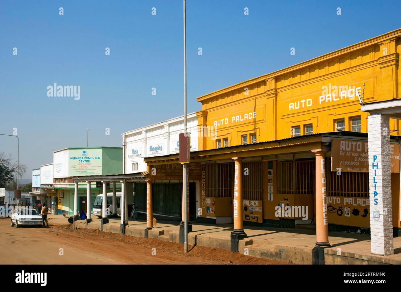 Edifici coloniali e vecchia strada di sabbia, Livingstone, Zambia Foto Stock