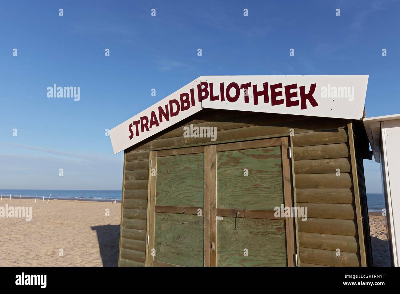 Capanna in legno con insegna Strandbibliotheek, biblioteca sulla spiaggia, De Haan, le Coq, costa belga, Fiandre occidentali, Belgio Foto Stock