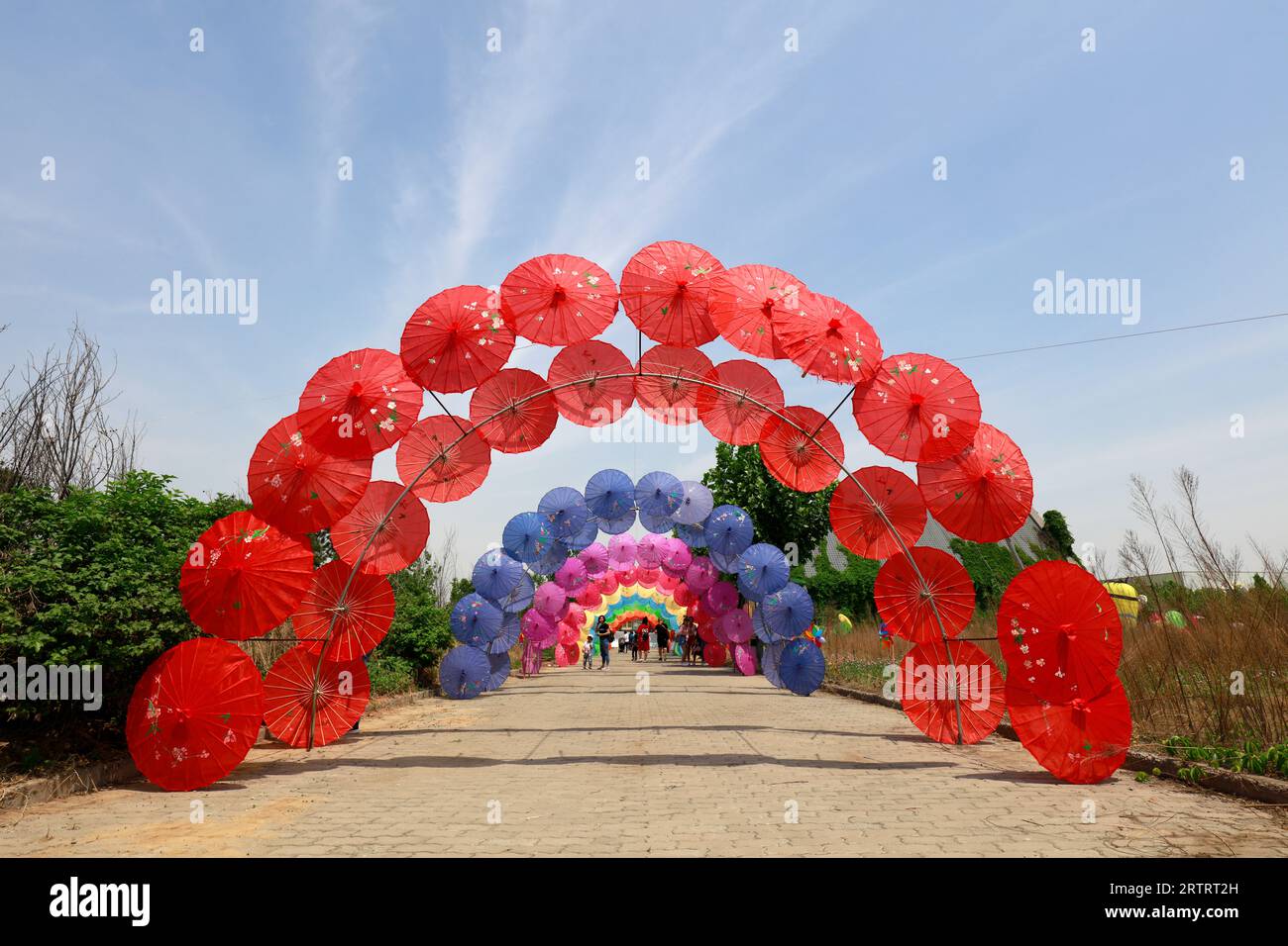 Il paesaggio architettonico dell'ombrello di carta a olio della Cina nel parco Foto Stock Il paesaggio architettonico dell'ombrello di carta a olio della Cina nel parco Foto Stock