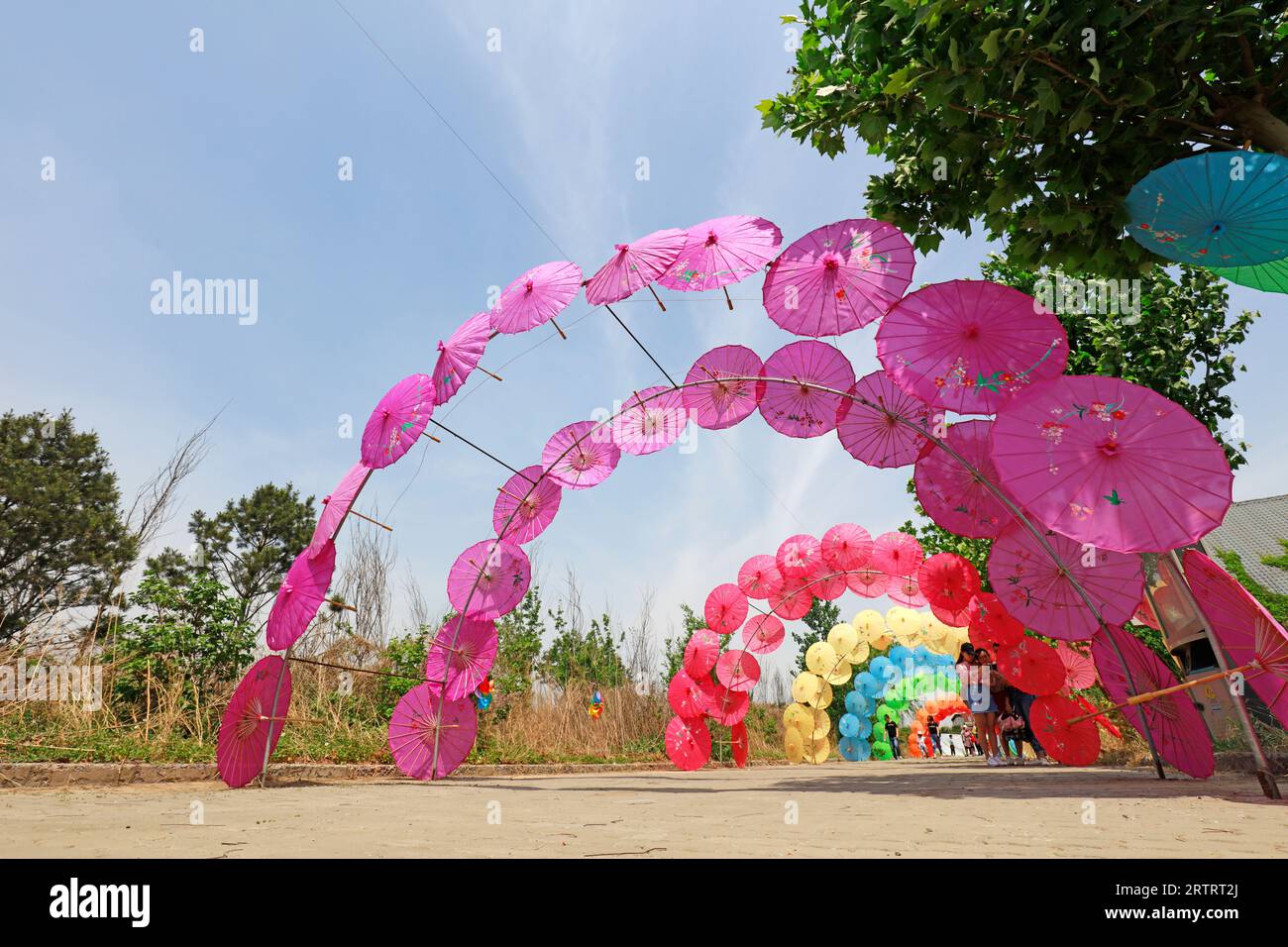 Il paesaggio architettonico dell'ombrello di carta a olio della Cina nel parco Foto Stock Il paesaggio architettonico dell'ombrello di carta a olio della Cina nel parco Foto Stock