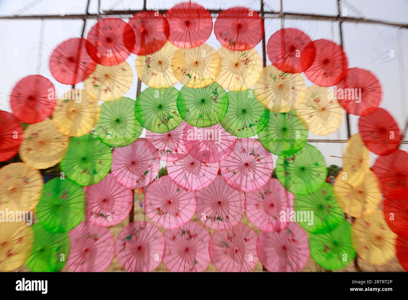 Il paesaggio architettonico dell'ombrello di carta a olio della Cina nel parco Foto Stock Il paesaggio architettonico dell'ombrello di carta a olio della Cina nel parco Foto Stock