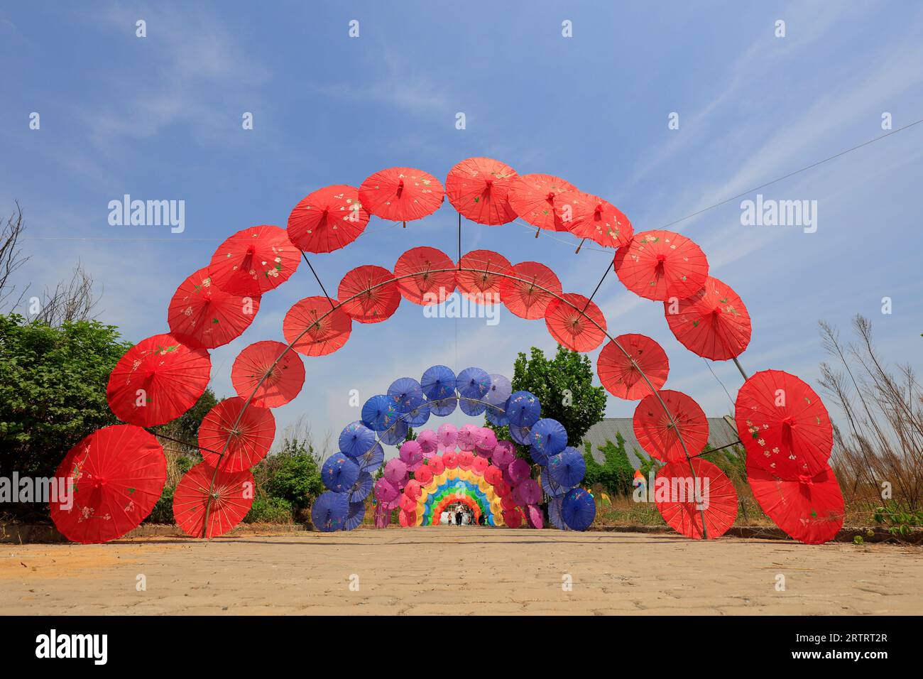 Il paesaggio architettonico dell'ombrello di carta a olio della Cina nel parco Foto Stock Il paesaggio architettonico dell'ombrello di carta a olio della Cina nel parco Foto Stock