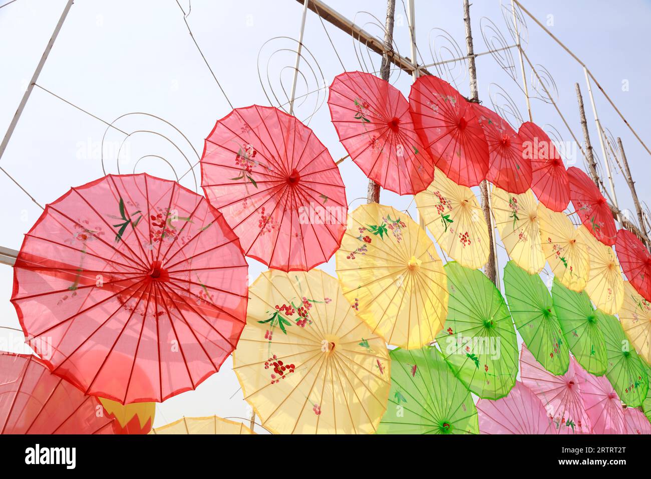 Il paesaggio architettonico dell'ombrello di carta a olio della Cina nel parco Foto Stock Il paesaggio architettonico dell'ombrello di carta a olio della Cina nel parco Foto Stock