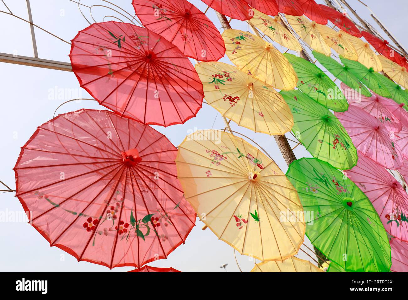 Il paesaggio architettonico dell'ombrello di carta a olio della Cina nel parco Foto Stock Il paesaggio architettonico dell'ombrello di carta a olio della Cina nel parco Foto Stock