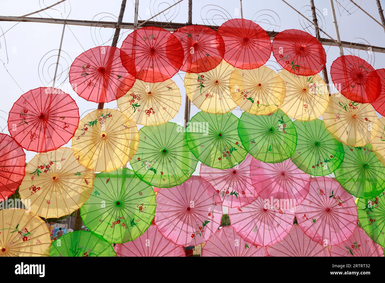 Il paesaggio architettonico dell'ombrello di carta a olio della Cina nel parco Foto Stock Il paesaggio architettonico dell'ombrello di carta a olio della Cina nel parco Foto Stock