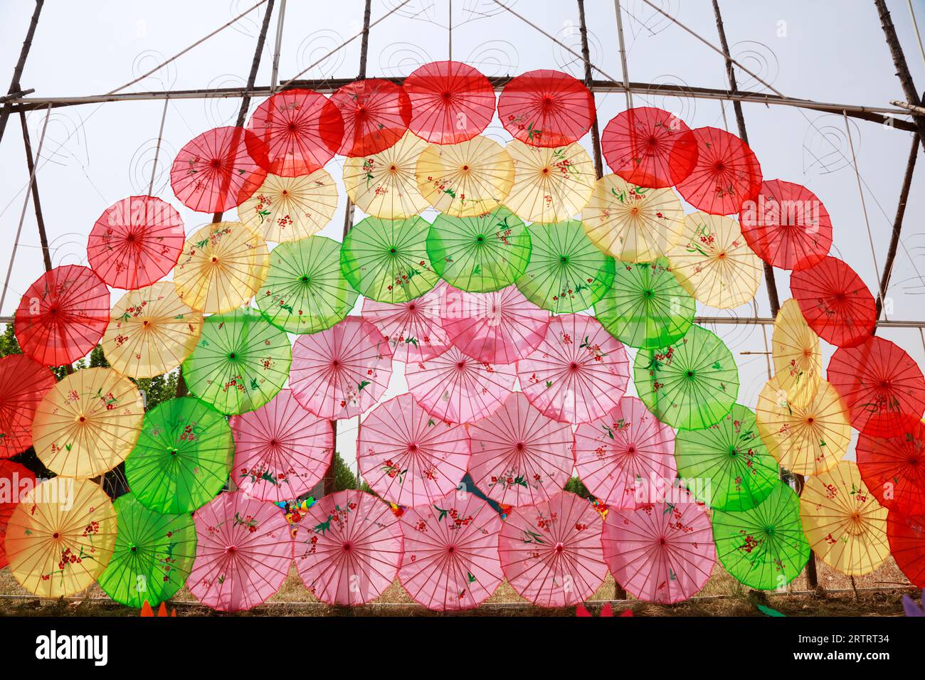 Il paesaggio architettonico dell'ombrello di carta a olio della Cina nel parco Foto Stock Il paesaggio architettonico dell'ombrello di carta a olio della Cina nel parco Foto Stock