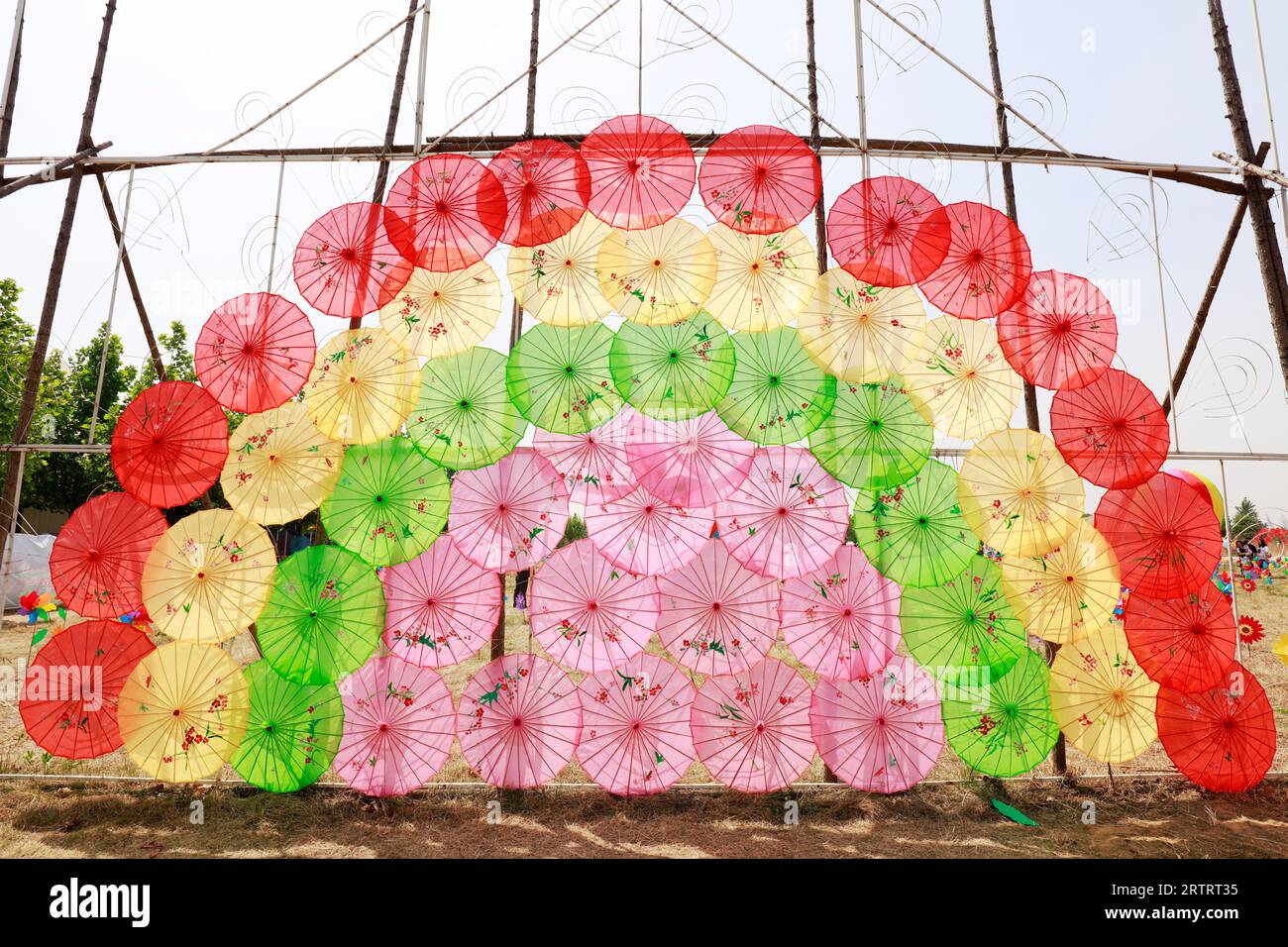 Il paesaggio architettonico dell'ombrello di carta a olio della Cina nel parco Foto Stock Il paesaggio architettonico dell'ombrello di carta a olio della Cina nel parco Foto Stock