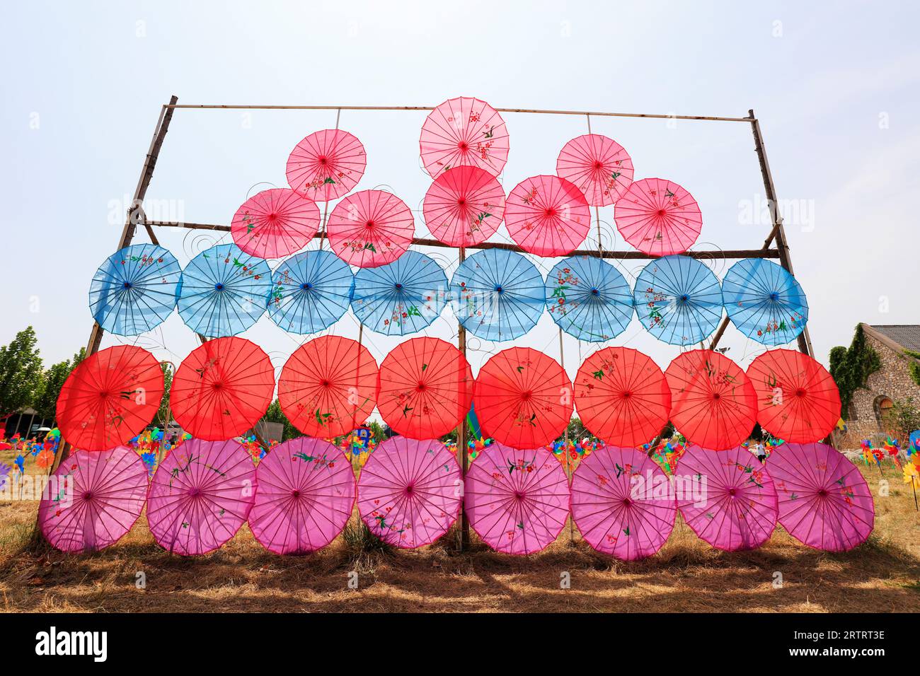 Il paesaggio architettonico dell'ombrello di carta a olio della Cina nel parco Foto Stock Il paesaggio architettonico dell'ombrello di carta a olio della Cina nel parco Foto Stock