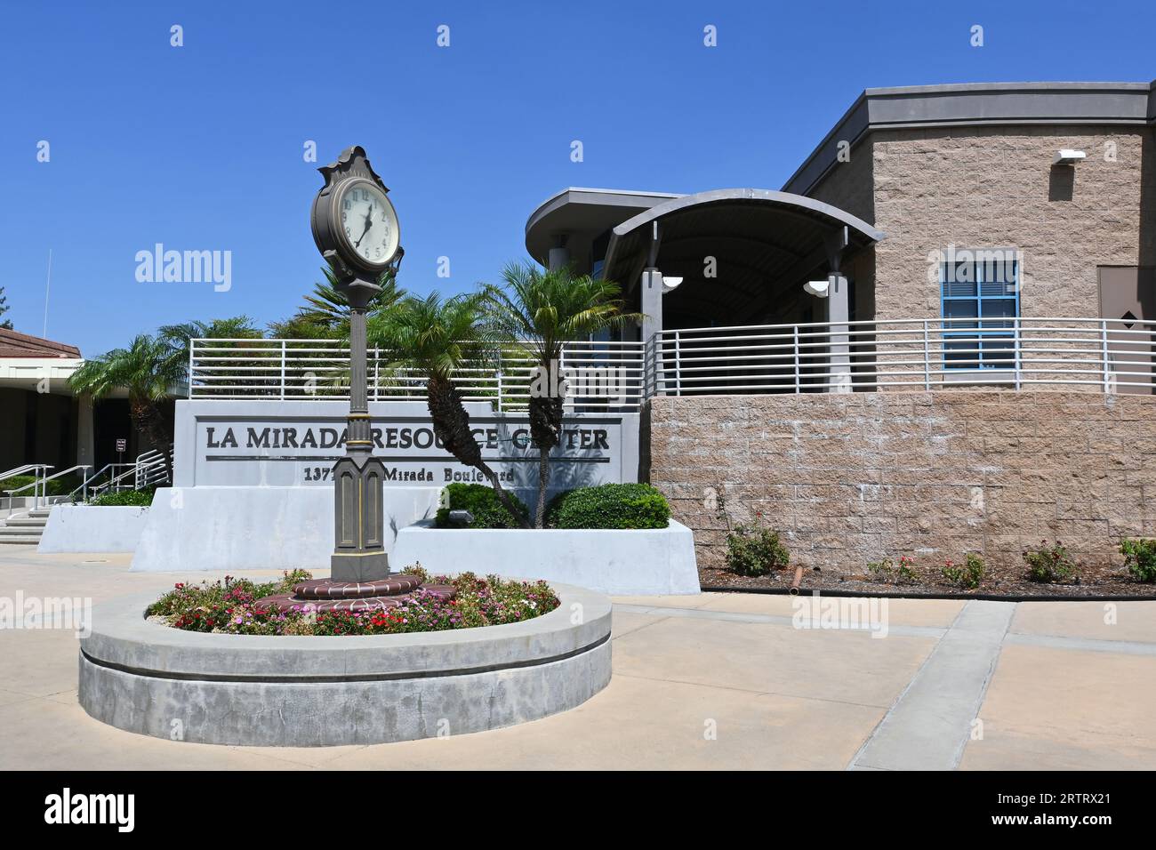 LA MIRADA, CALIFORNIA - 13 SETTEMBRE 2023: Orologio fuori dal Centro risorse nel Centro Civico della città di la Mirada. Foto Stock