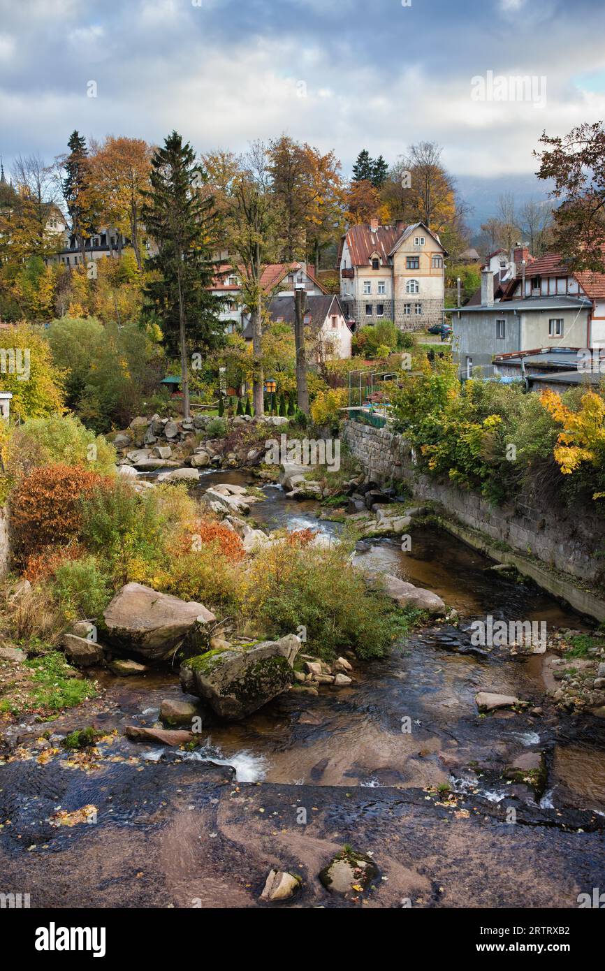 Szklarska Poreba cittadina e Kamienna River in autunno, Bassa Slesia, Polonia Foto Stock
