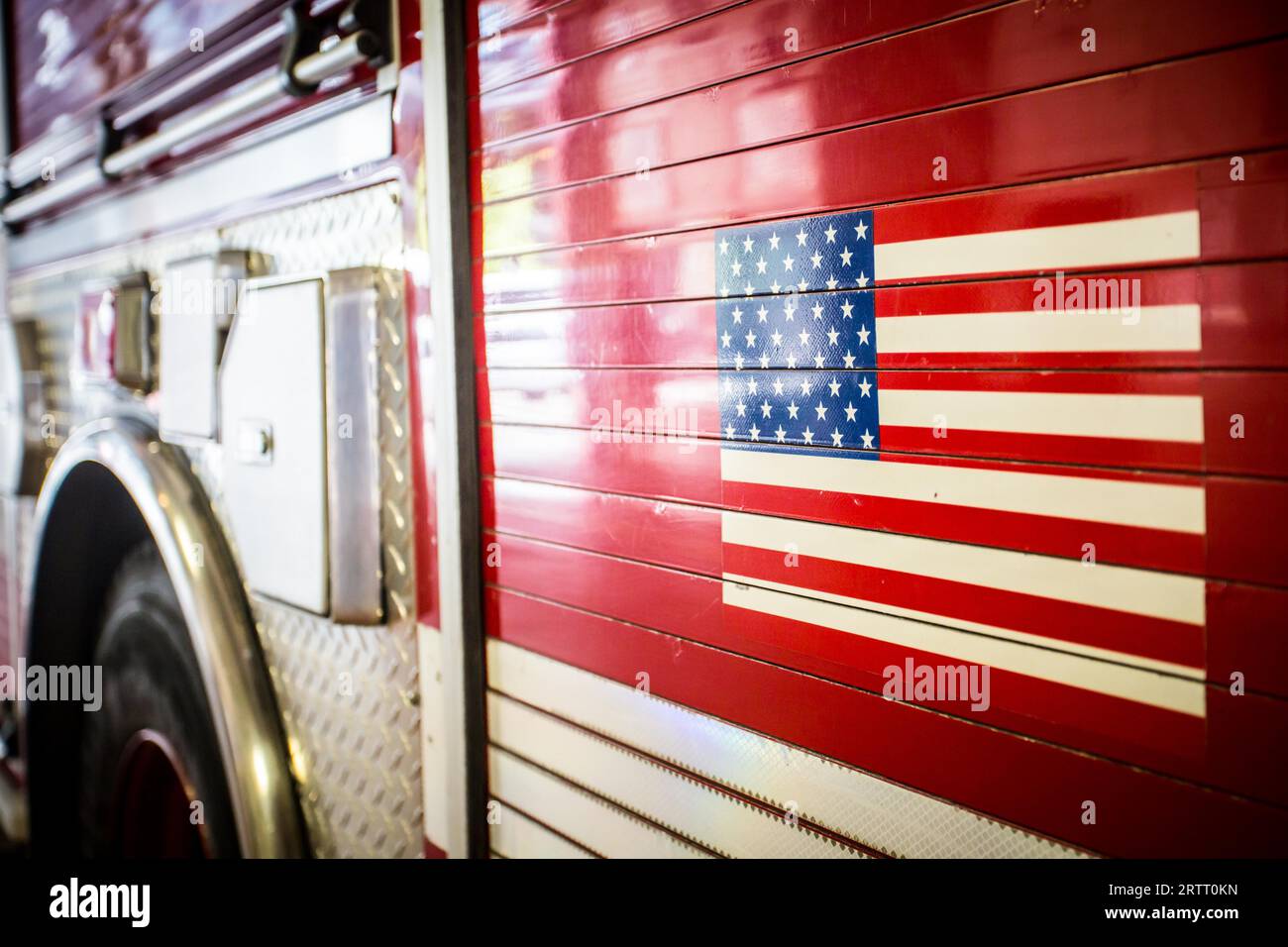 Chicago, USA, 14 agosto 2015: I camion dei pompieri della Chicago Metropolitan si trovano all'interno di una caserma dei pompieri nel centro di Chicago Foto Stock