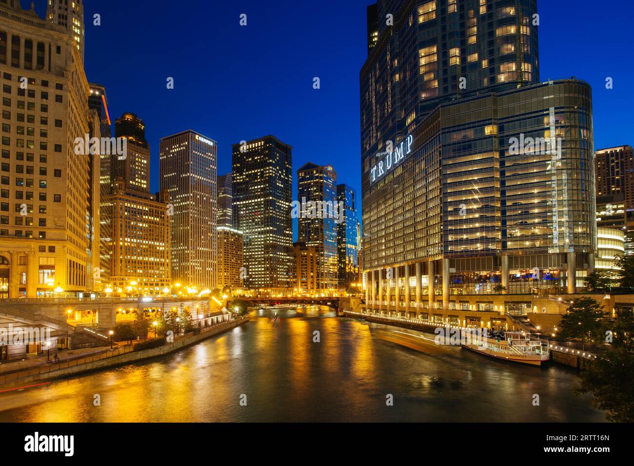 Chicago, USA, 13 agosto 2015: Vista notturna del fiume Chicago e degli edifici circostanti dal Wrigley Building e dalla N Michigan Avenue Foto Stock