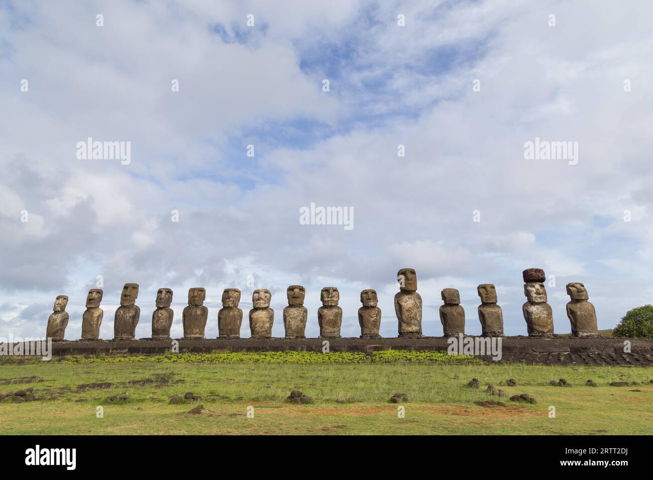 I 15 moais di AHU Tongariki sull'Isola di Pasqua in Cile Foto Stock