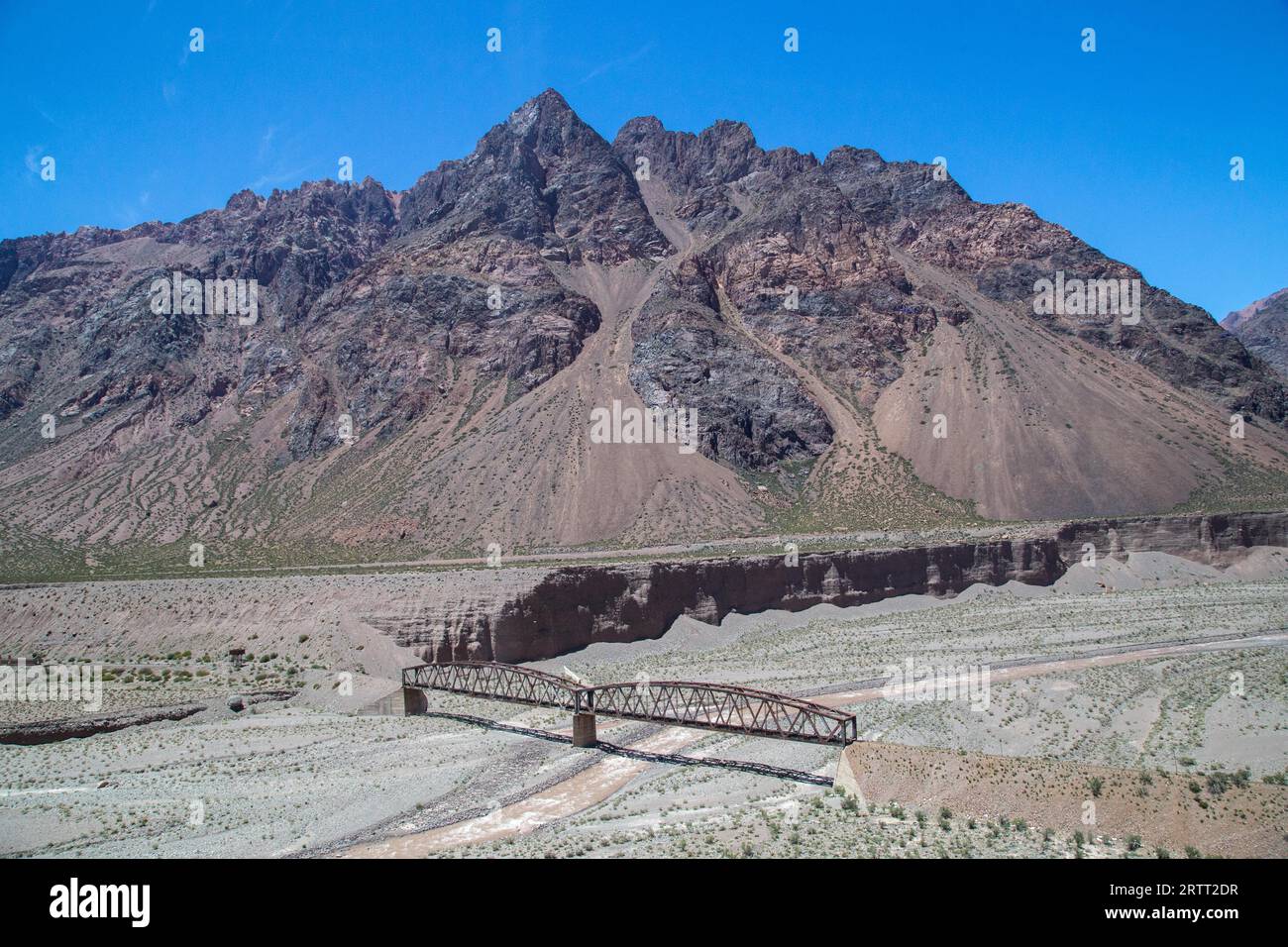 Paesaggio lungo la National Route 7 attraverso la catena montuosa delle Ande in Argentina vicino al confine con il Cile Foto Stock