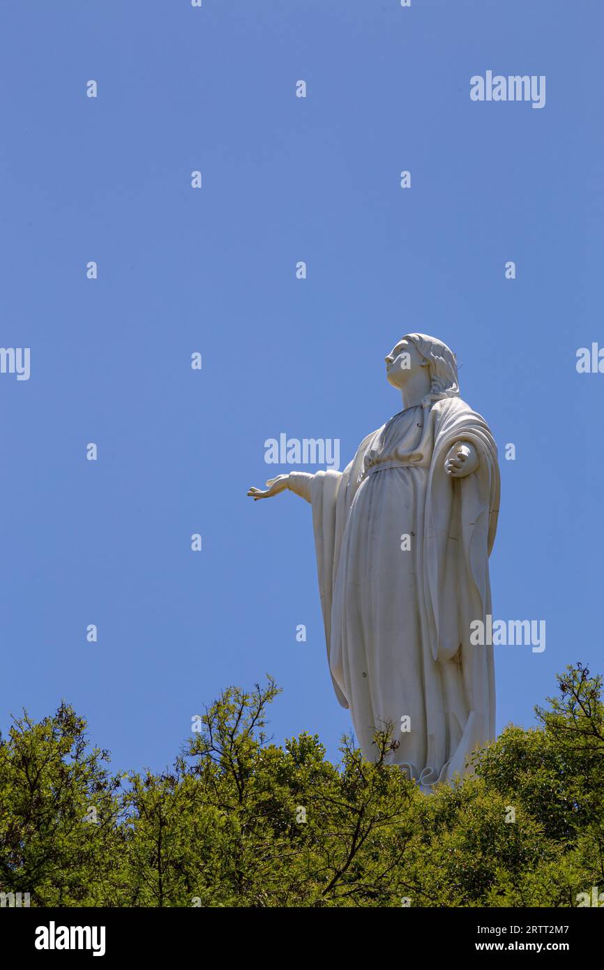 Santiago del Cile, Cile, 28 novembre 2015: Statua della Vergine Maria sul Cerro San Cristoba, progettata da Luigi Poletti ed è un'opera di Giuseppe Obici Foto Stock