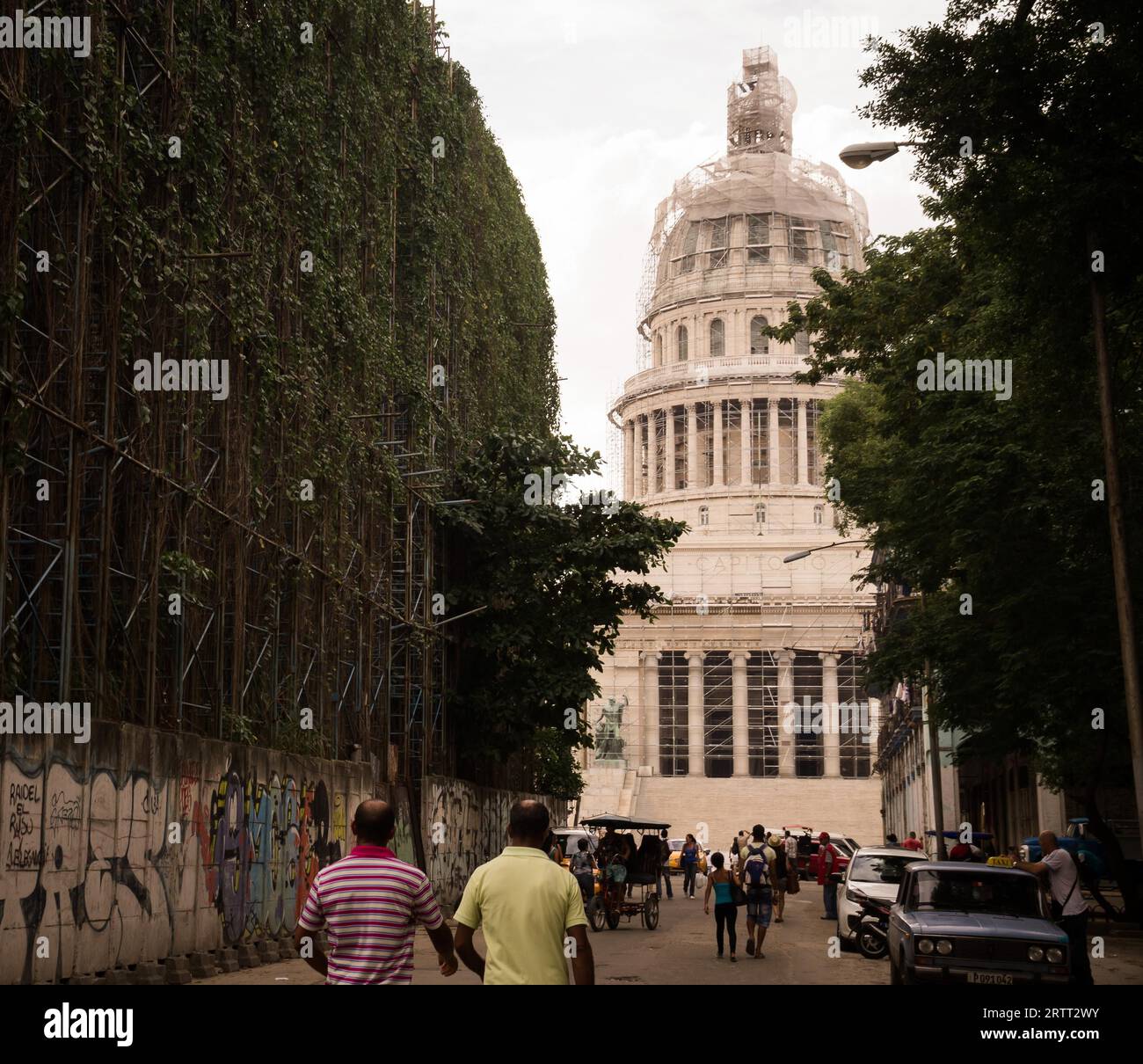 L'Avana, Cuba il 23 dicembre 2015: I cubani camminano verso l'edificio del governo di capitolio Foto Stock