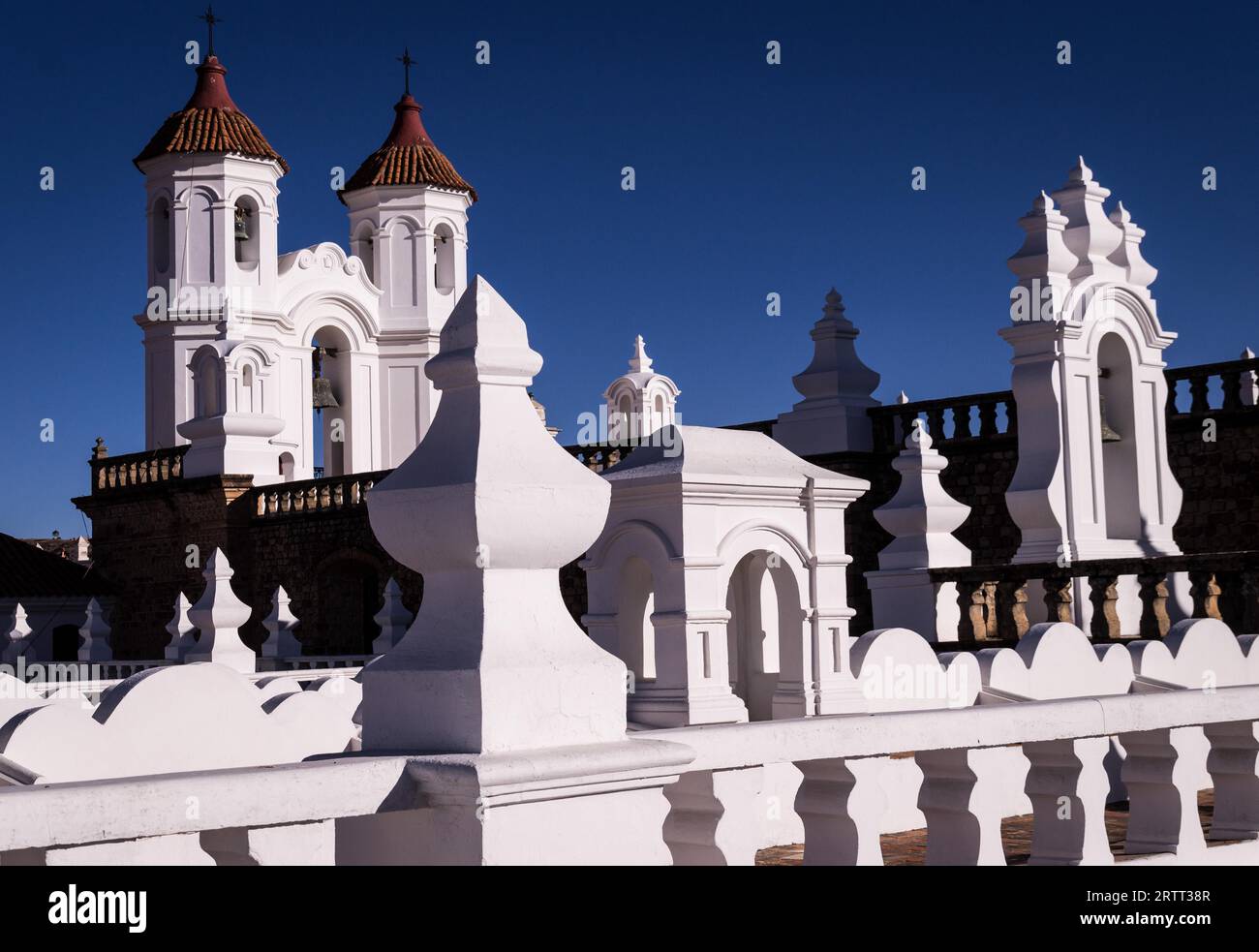 Il monastero di San Felipe Neri è uno splendido esempio di architettura coloniale bianca di Sucre Foto Stock