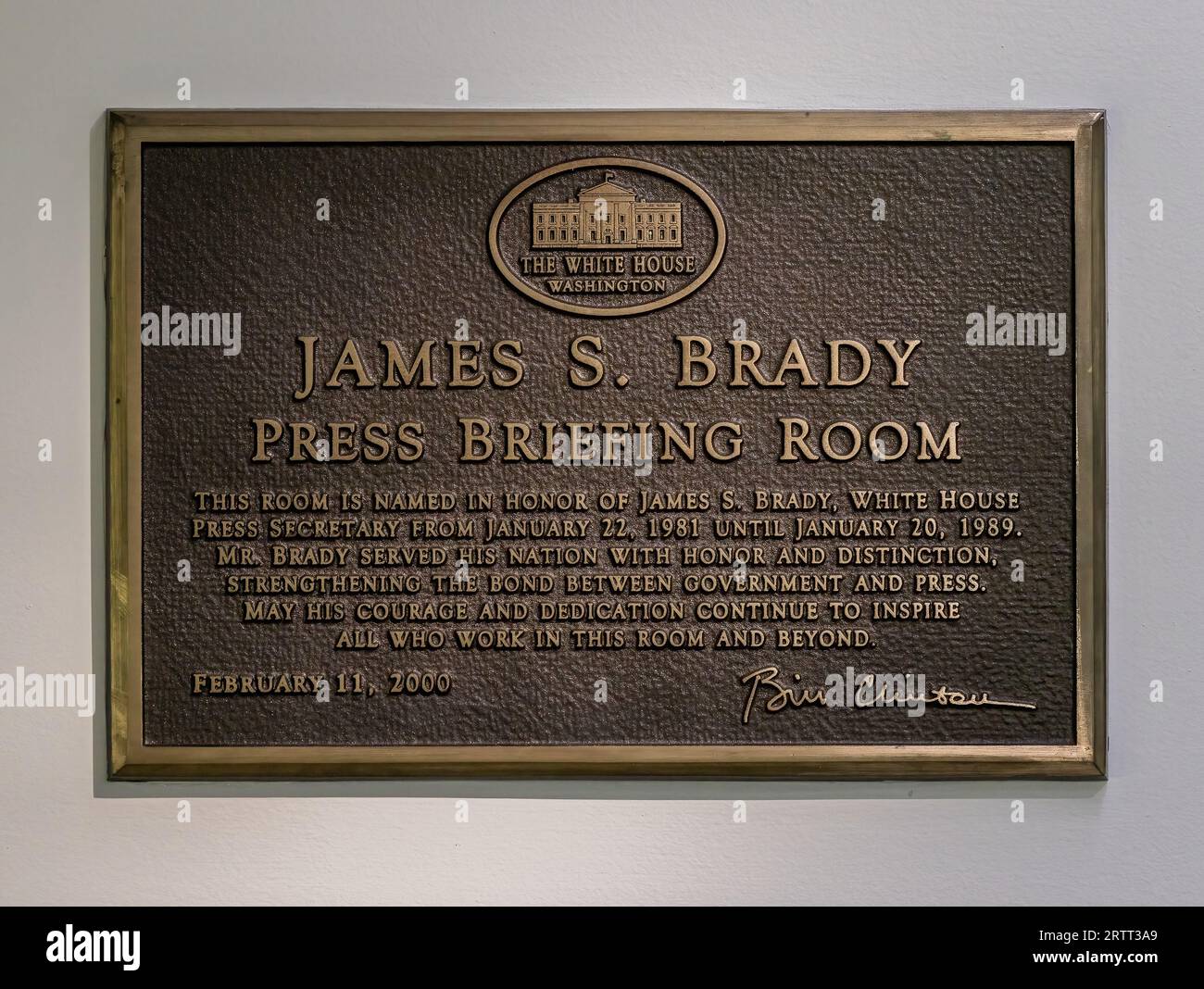 WASHINGTON, D.C. – 7 agosto 2023: Una targa identifica la James S. Brady Press Briefing Room alla Casa Bianca di Washington Foto Stock