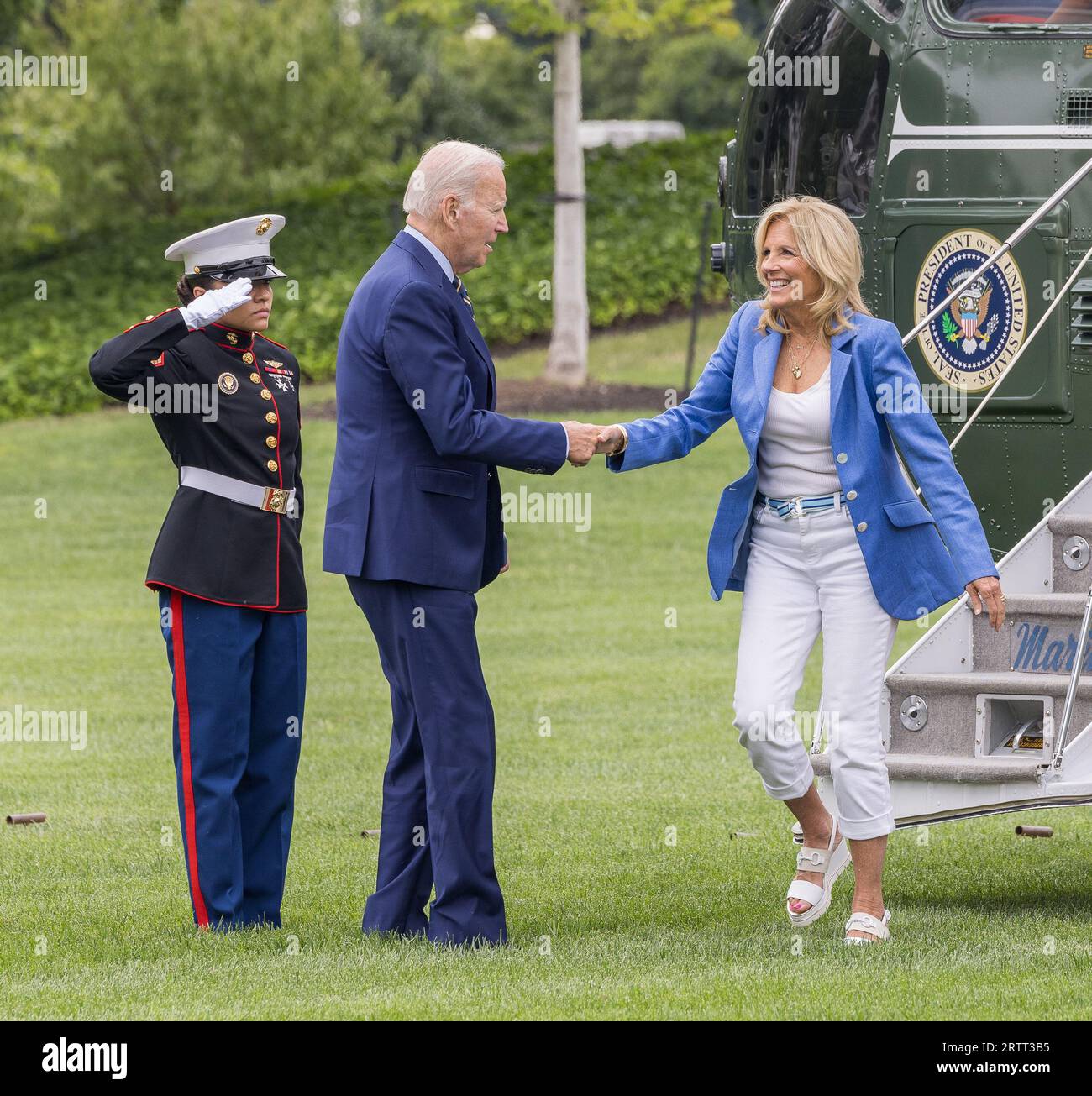 WASHINGTON, D.C. – 7 agosto 2023: Il presidente Joe Biden e la First Lady Jill Biden arrivano sul South Lawn della Casa Bianca a Washington Foto Stock