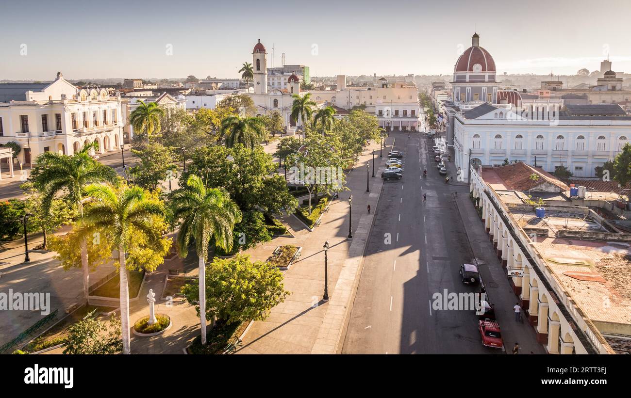 Vista sul parco Jose Marti con il municipio e la cattedrale di Cienfuegos, Cuba Foto Stock