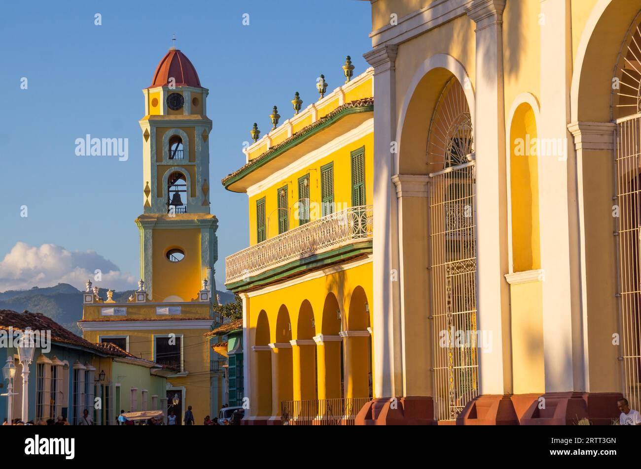 La splendida architettura coloniale dei Caraibi si riflette nella città cubana di Trinidad, Trinidad, CUBA nel dicembre 2015 Foto Stock